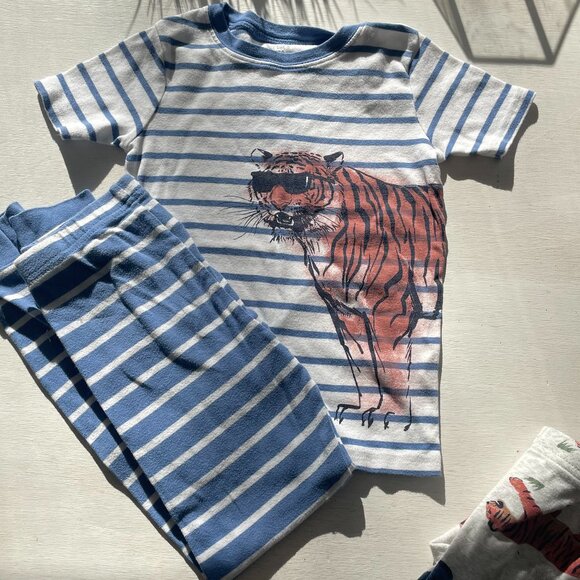 Carter’s 3 set Pajama Bundle – Size 7 |‎ Cozy & Adorable Sleepwear Set 🌙 - Picture 3 of 4
